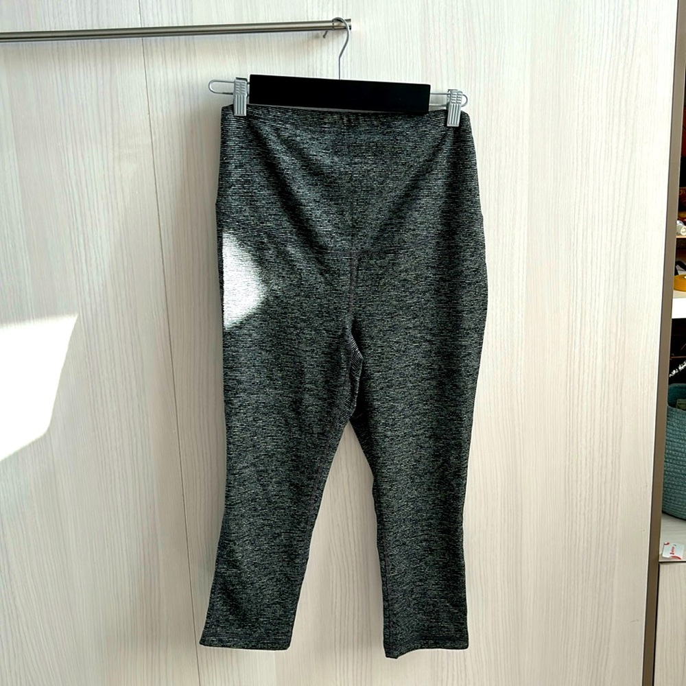 Grey black white cropped maternity leggings size medium thick material old navy